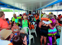 Sinteal brinda aposentadas/as com passeio de catamarã na foz do rio São Francisco