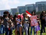 Ato em Brasília defende piso digno para  educação no Dia Nacional da categoria
