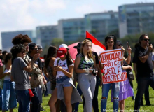 Ato em Brasília defende piso digno para  educação no Dia Nacional da categoria