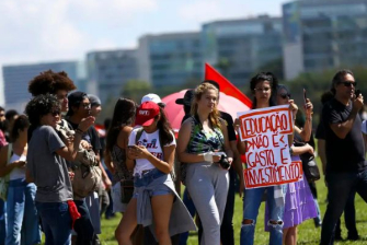 Ato em Brasília defende piso digno para  educação no Dia Nacional da categoria