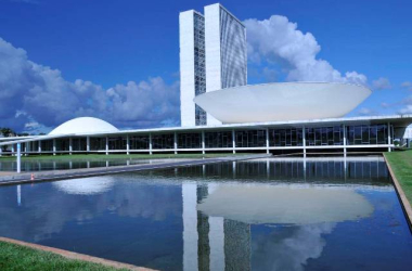 CNTE repudia PL 1.007/2025 e denuncia risco de censura nas escolas