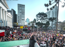 O Brasil se solidariza com a greve dos educadores do Estado do Paraná iniciada no dia de hoje com manifestações gigantes em Cur...