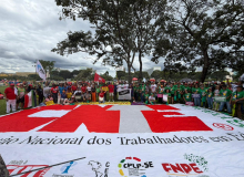 Marcha pressiona por direitos e coloca educação no centro da luta