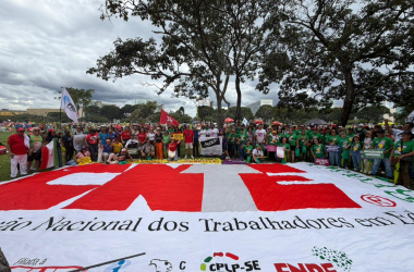 Marcha pressiona por direitos e coloca educação no centro da luta