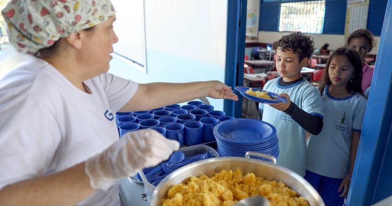 Projeto que proíbe venda de comida ultraprocessada em escolas avança no Senado